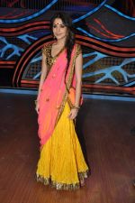 Anushka Sharma promote Matru ki Bijlee Ka Mandola on Nach Baliye sets in Filmistan, Mumbai on 7th Jan 2013 (32).JPG