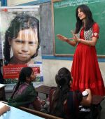 Chitrangada Singh with the students of the Anuyog Vidyalaya pledged under Coca-Cola NDTV Support My School Campaign on Sexual harassment problems to the girls on 8th Jan 2013 (1).jpg