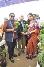 Shankar Mahadevan, Shaina NC at Nana Chudasma_s plant exhibition in Mumbai on 8th Jan 2013 (41).JPG