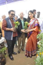 Shankar Mahadevan, Shaina NC at Nana Chudasma_s plant exhibition in Mumbai on 8th Jan 2013 (43).JPG