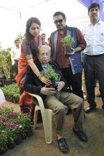 Shankar Mahadevan, Shaina NC at Nana Chudasma_s plant exhibition in Mumbai on 8th Jan 2013 (47).JPG