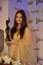 Aishwarya Rai Bachchan announces filmfare awards in Leela Hotel, Mumbai 9th Jan 2013 (117).JPG