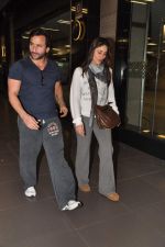 Saif Ali Khan, Kareena Kapoor snapped at airport in Mumbai on 17th Jan 2013 (4).JPG