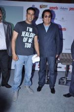 Akshay Kumar and Vinod Khanna at Golf Premiere League event in J W Marriott, Mumbai on 18th Jan 2013 (27).JPG