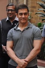 Aamir Khan at Kem Hospital in Mumbai on 27th Jan 2013 (13).JPG