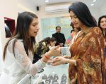 Varsha Jain with Deepti Bhatnagar at Amaze store in Andheri, Mumbai on 2nd Feb 2013.JPG