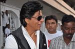 Shahrukh Khan snapped in Bandra, Mumbai on 4th Feb 2013 (13).JPG
