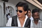 Shahrukh Khan snapped in Bandra, Mumbai on 4th Feb 2013 (14).JPG