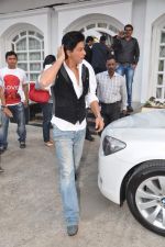 Shahrukh Khan snapped in Bandra, Mumbai on 4th Feb 2013 (4).JPG