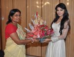 Sherlyn Chopras celebrates her birthday with the sex workers at Kamathipura, Mumbai on 11th Feb 2013 (3).JPG