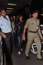 Shahrukh Khan leave for Muscat Valentine show in Mumbai Airport on 12th Feb 2013 (4).JPG
