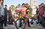 Vivek Oberoi Proposes Neha Sharma for Jayantabhai ki love story promotions in Bandra, Mumbai on 13th Feb 2013 (41).JPG