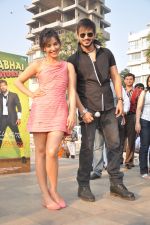Vivek Oberoi Proposes Neha Sharma for Jayantabhai ki love story promotions in Bandra, Mumbai on 13th Feb 2013 (54).JPG
