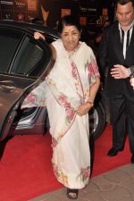Lata Mangeshkar at Star Guild Awards red carpet in Mumbai on 16th Feb 2013 (71).JPG