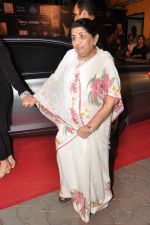 Lata Mangeshkar at Star Guild Awards red carpet in Mumbai on 16th Feb 2013 (72).JPG