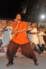 Jackky Bhagnani promotes Rangrezz at Lalbaugh Ka Raja in Mumbai on 19th Feb 2013 (75).JPG