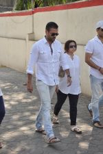 Rohit Roy at sonu nigam_s mom_s funeral in Mumbai on 1st March 2013 (174).JPG