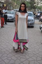 Karisma Kapoor at designer Archana Kocchar store in Juhu, Mumbai on 8th March 2013 (8).JPG