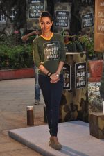 Malaika Arora Khan at Gillette promotional event in Fort, Mumbai on 8th March 2013 (46).JPG