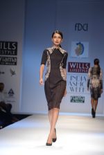 Model walks the ramp for Hemant and Nandita Show at Wills Lifestyle India Fashion Week 2013 Day 2 in Mumbai on 14th March 2013 (71).JPG