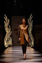 Model walks the ramp for Namrata Joshipura Show at Wills Lifestyle India Fashion Week 2013 Day 1 in Mumbai on 13th March 2013 (26).JPG