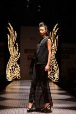 Model walks the ramp for Namrata Joshipura Show at Wills Lifestyle India Fashion Week 2013 Day 1 in Mumbai on 13th March 2013 (64).JPG