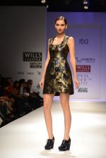 Model walks the ramp for Pallavi Mohan Show at Wills Lifestyle India Fashion Week 2013 Day 2 in Mumbai on 14th March 2013 (62).JPG
