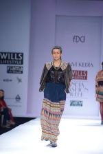 Model walks the ramp for Tanvie Kedia Show at Wills Lifestyle India Fashion Week 2013 Day 2 in Mumbai on 14th March 2013 (29).JPG