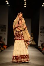 Model walks the ramp for Vineet Bahl Show at Wills Lifestyle India Fashion Week 2013 Day 1 in Mumbai on 13th March 2013 (107).JPG