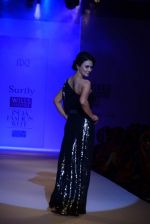 Preity Zinta walks the ramp for Surily Goel Show at Wills Lifestyle India Fashion Week 2013 Day 1 in Mumbai on 13th March 2013 (22).JPG