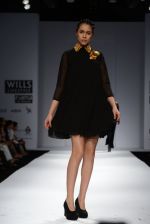 Model walks the ramp for Reyn Tandon Show at Wills Lifestyle India Fashion Week 2013 Day 3 in Mumbai on 15th March 2013 (108).JPG