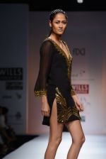 Model walks the ramp for Reyn Tandon Show at Wills Lifestyle India Fashion Week 2013 Day 3 in Mumbai on 15th March 2013 (150).JPG