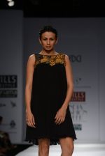 Model walks the ramp for Reyn Tandon Show at Wills Lifestyle India Fashion Week 2013 Day 3 in Mumbai on 15th March 2013 (86).JPG