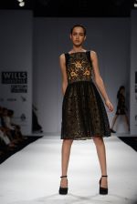 Model walks the ramp for Reyn Tandon Show at Wills Lifestyle India Fashion Week 2013 Day 3 in Mumbai on 15th March 2013 (93).JPG