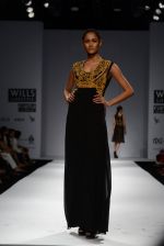 Model walks the ramp for Reyn Tandon Show at Wills Lifestyle India Fashion Week 2013 Day 3 in Mumbai on 15th March 2013 (96).JPG