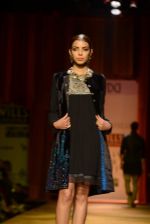 Model walks the ramp for Tarun Tahiliani Show at Wills Lifestyle India Fashion Week 2013 Day 2 in Mumbai on 14th March 2013 (21).JPG