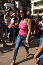 Shilpa Shetty snapped at Sanjay Dutt_s house in Mumbai on 24th March 2013 (1).JPG