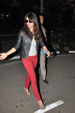 Priyanka Chopra returns from hyderabad in Mumbai Airport on 25th March 2013 (7).JPG