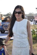 Tara Sharma at Gitanjali Polo Match and Nachiket Barve fashion show in RWITC, Mumbai on 30th March 2013 (43).JPG