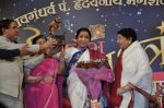 Lata Mangeshkar, Asha Bhosle at Dinanath Mangeshkar Award in Parle East, Mumbai on 31st March 2013 (100).JPG