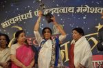 Lata Mangeshkar, Asha Bhosle at Dinanath Mangeshkar Award in Parle East, Mumbai on 31st March 2013 (102).JPG