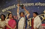 Lata Mangeshkar, Asha Bhosle at Dinanath Mangeshkar Award in Parle East, Mumbai on 31st March 2013 (103).JPG