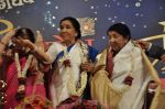 Lata Mangeshkar, Asha Bhosle at Dinanath Mangeshkar Award in Parle East, Mumbai on 31st March 2013 (114).JPG