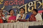 Lata Mangeshkar, Asha Bhosle at Dinanath Mangeshkar Award in Parle East, Mumbai on 31st March 2013 (120).JPG
