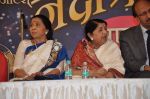 Lata Mangeshkar, Asha Bhosle at Dinanath Mangeshkar Award in Parle East, Mumbai on 31st March 2013 (50).JPG