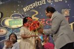 Lata Mangeshkar, Asha Bhosle at Dinanath Mangeshkar Award in Parle East, Mumbai on 31st March 2013 (57).JPG