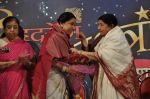 Lata Mangeshkar, Asha Bhosle at Dinanath Mangeshkar Award in Parle East, Mumbai on 31st March 2013 (94).JPG