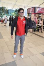 Varun Dhawan return from Delhi charity match in Mumbai on 31st March 2013 (16).JPG