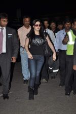 Zarine Khan leave for TOIFA DAY 2 in Mumbai on 2nd April 2013 (2).JPG