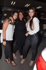 Ayesha Takia unites with her parents in Airport, Mumbai on 3rd April 2013 (9).JPG